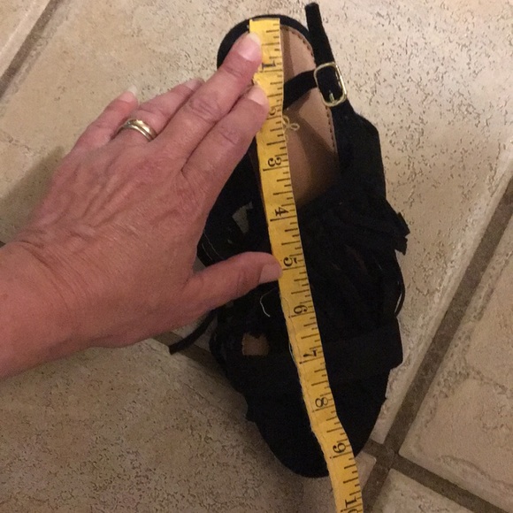 Blk fringe wedge sandals NWOT - Picture 5 of 5